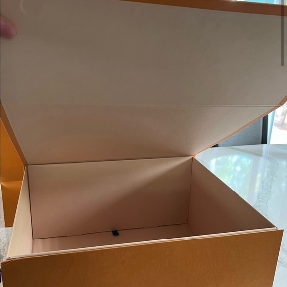 Louis Vuitton Large Gift Box with Magnetic Close & Empty Gift Bag. Exc cond. - Picture 9 of 10
